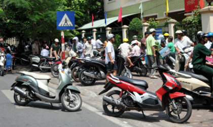 Mức phạt xe máy đỗ xe trên phần đường xe chạy